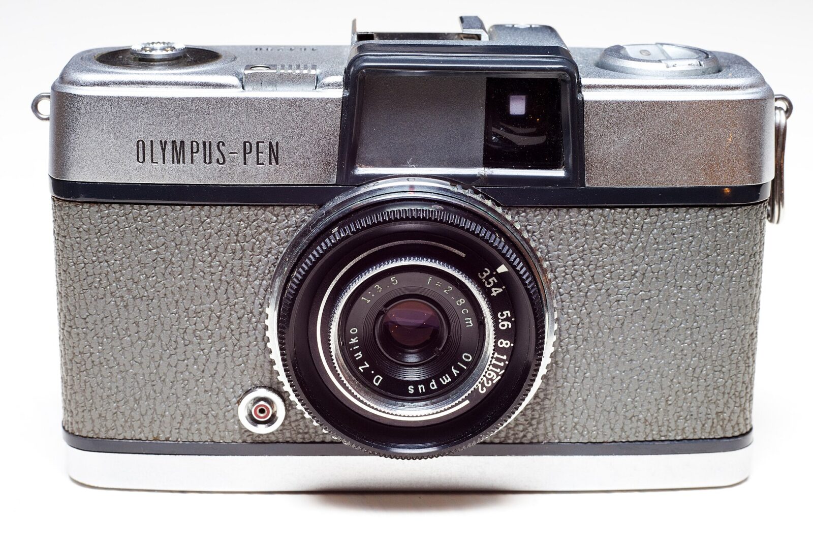 1959年に発売された初代オリンパスペンの正面