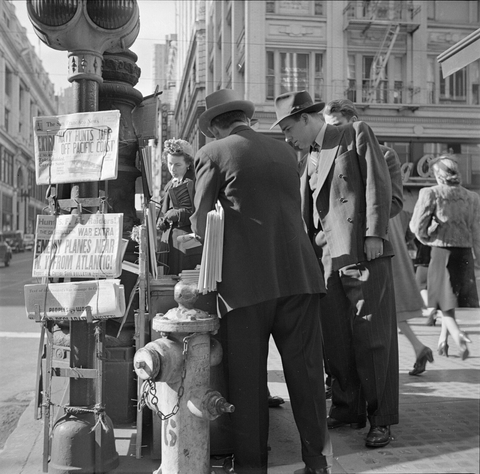 1941年12月8日、真珠湾攻撃を伝える新聞見出しを見るサンフランシスコ市民