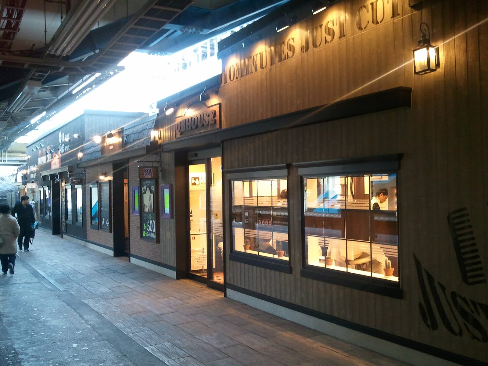 2012年に撮影された西国分寺駅構内のQBハウス店舗