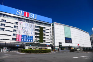 2023年の池袋駅東口、西武池袋本店と池袋PARCO