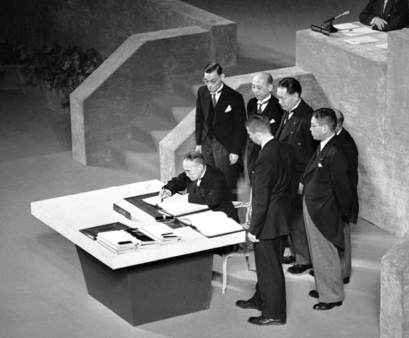 1951年9月8日、サンフランシスコ平和条約に署名する吉田茂首相