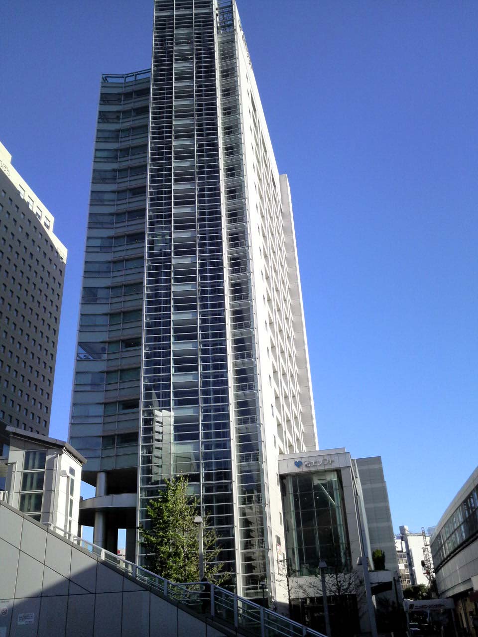 横浜市西区にある富士ソフト本社ビル