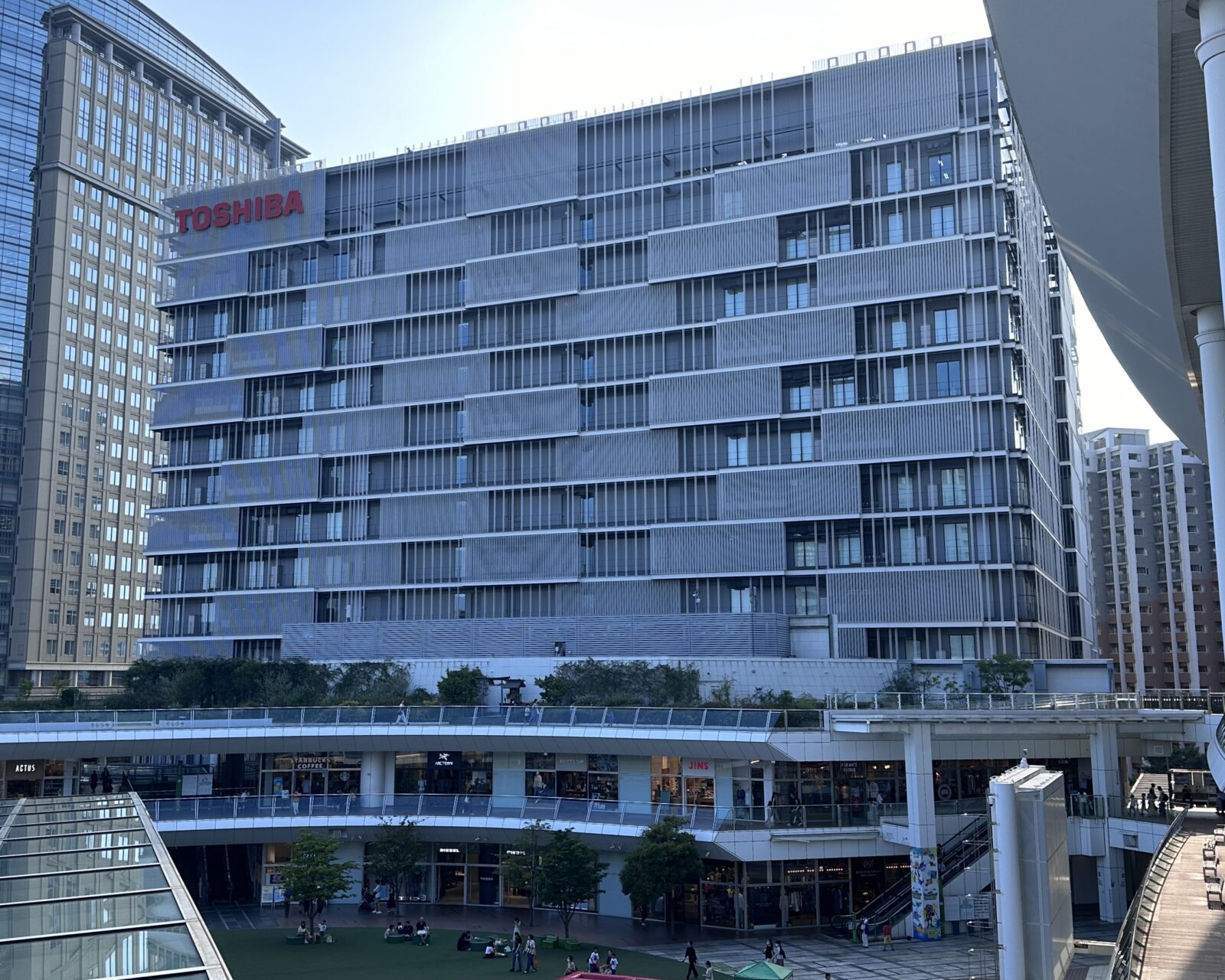 川崎市幸区にあるラゾーナ川崎 東芝ビルの外観