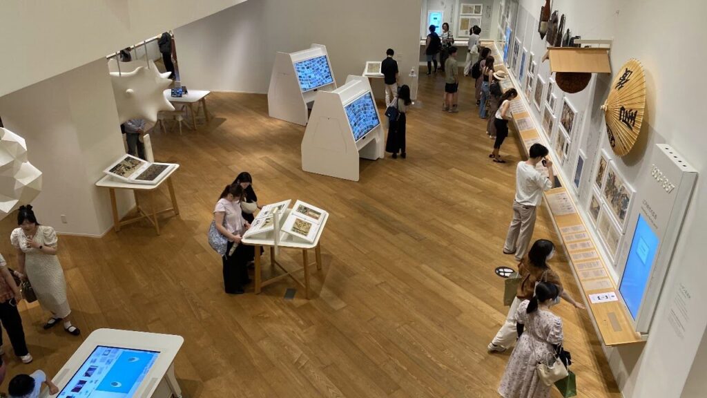 アドミュージアム東京の展示室を見学する来館者