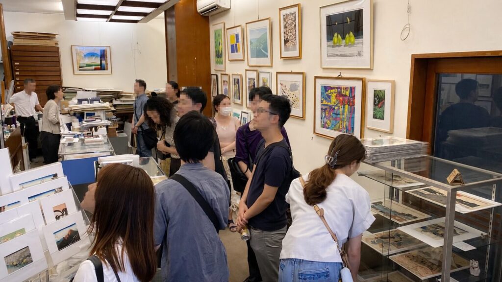 渡邊木版美術画舗で版画を鑑賞する参加者