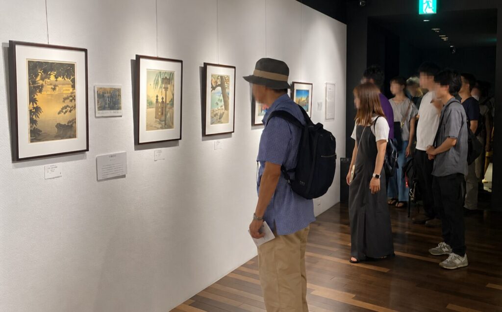 新版画まつり2026で川瀬巴水などの作品を鑑賞する参加者