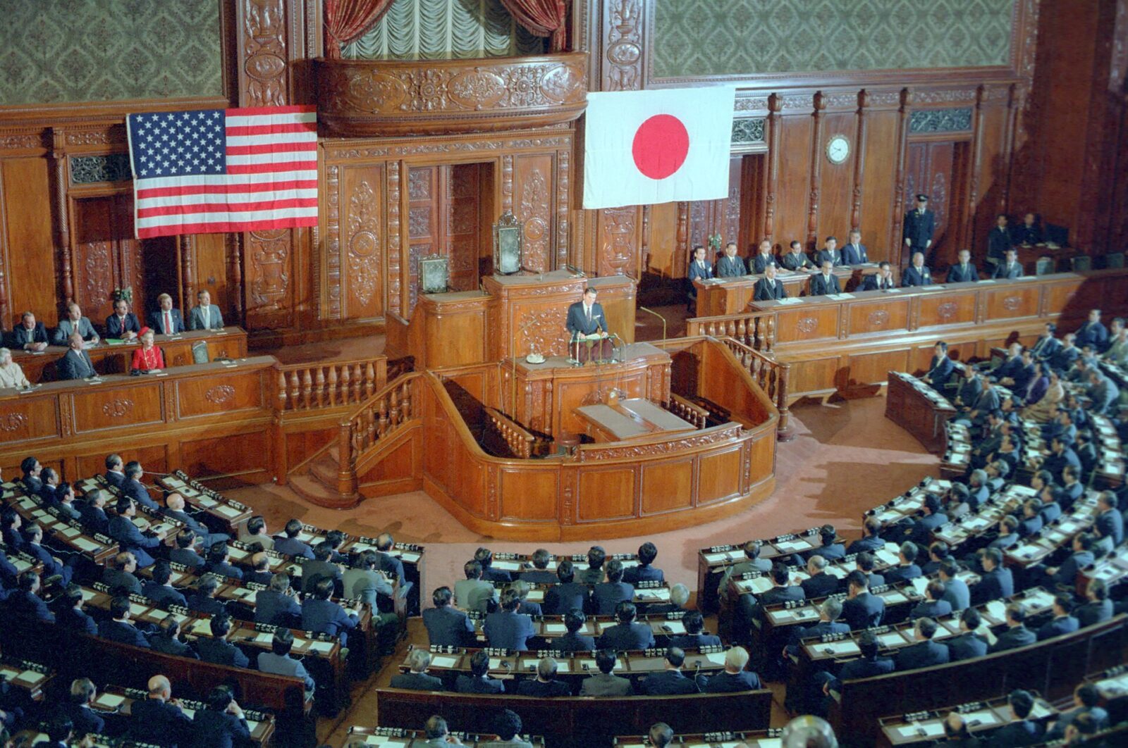 1983年11月11日に日本の国会で演説するロナルド・レーガン大統領