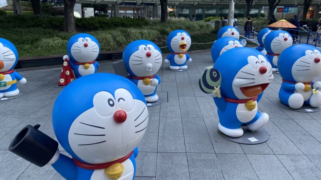 集合場所の六本木ヒルズに並ぶドラえもんの展示