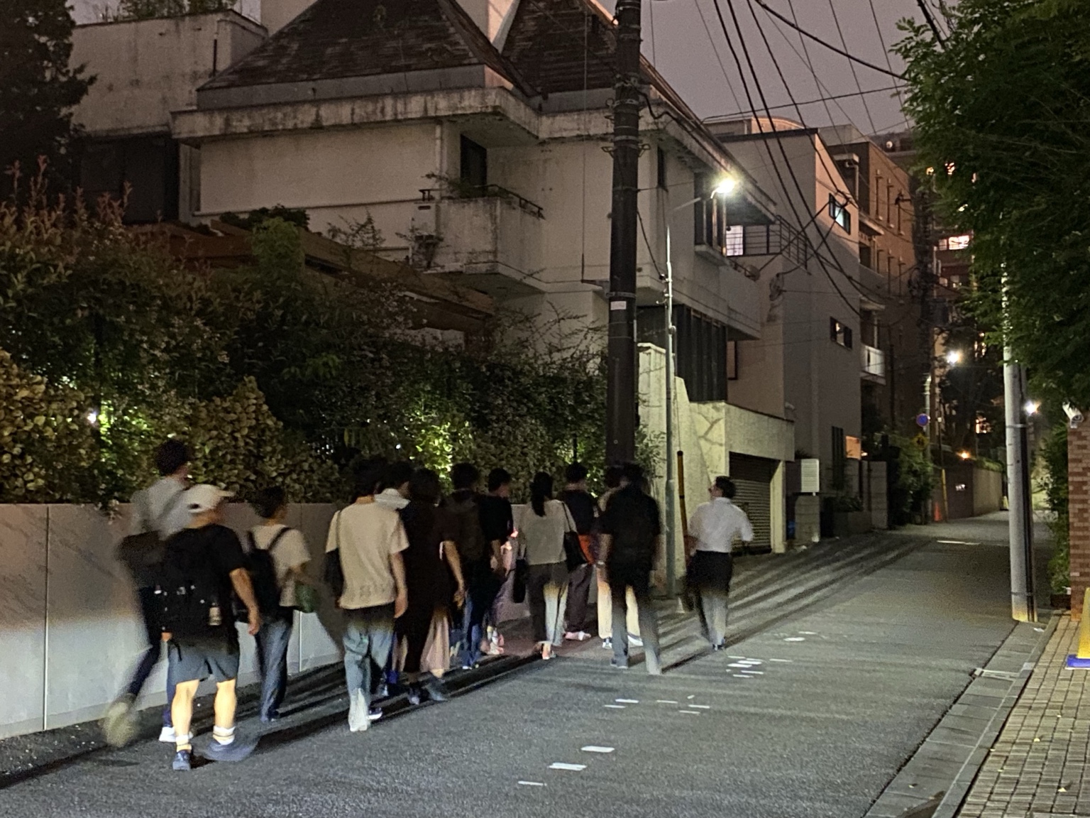 元麻布周辺を歩くナイトウォークの様子