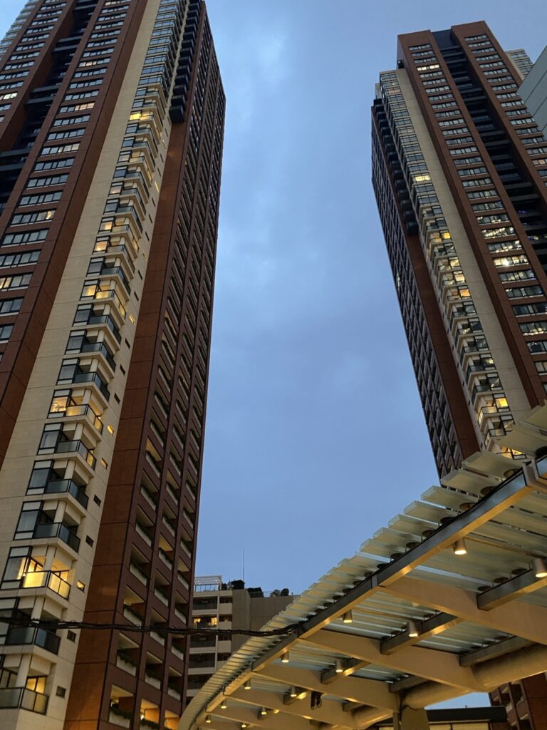 夕暮れの六本木ヒルズ周辺に建つ高層住宅