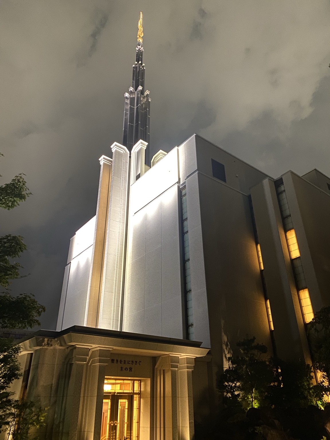 夜の日本東京神殿外観