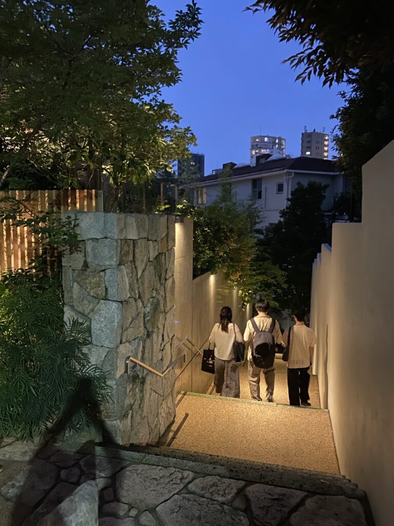 元麻布の高級住宅街にある緑豊かな路地