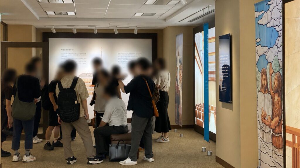 東京神殿訪問者センター館内で見学する参加者