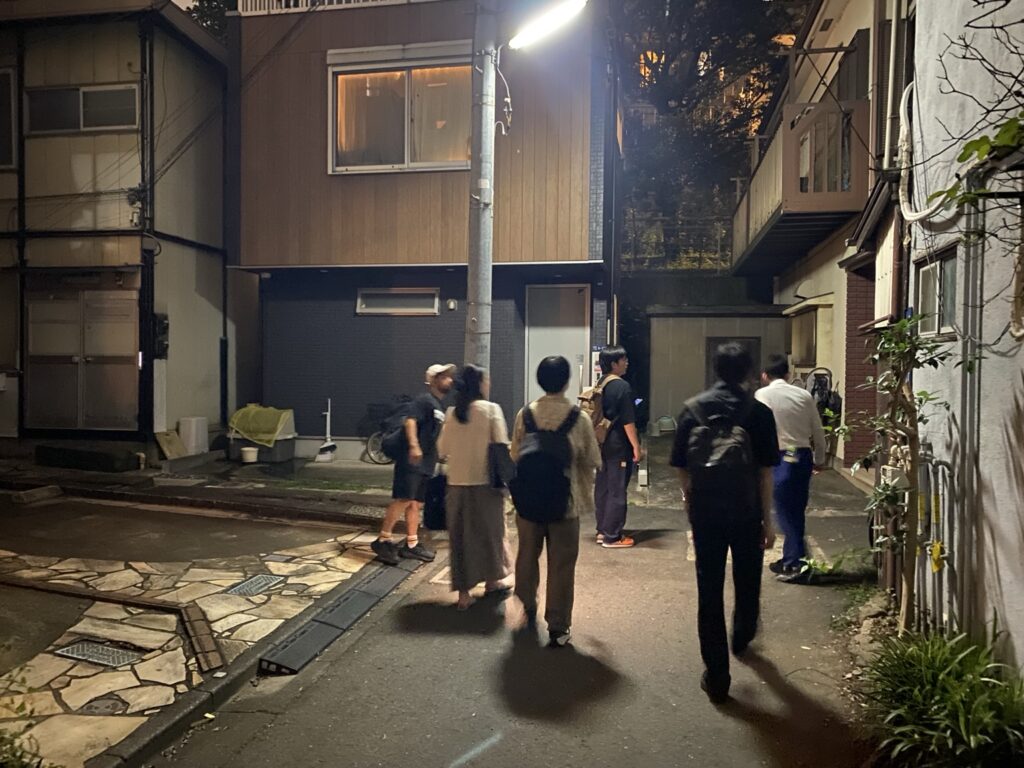 元麻布二丁目の窪地を歩く参加者