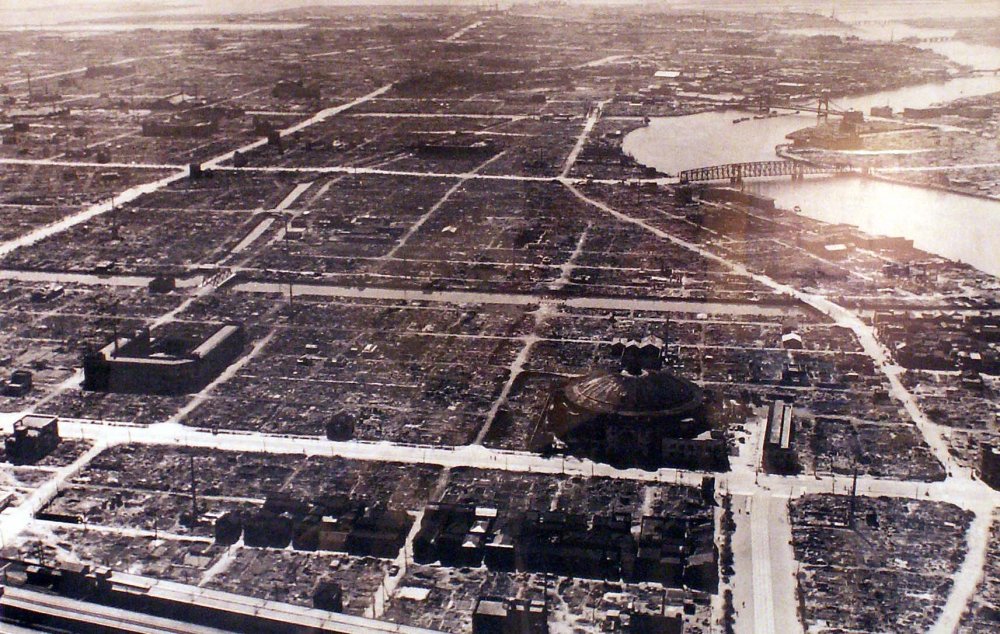 1945年3月10日の東京大空襲後に上空から撮影された両国駅と周辺市街地