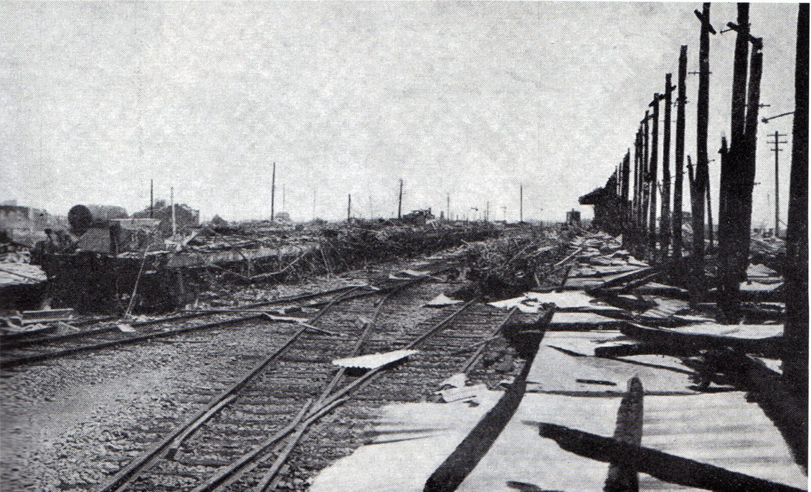 1923年の関東大震災で被害を受けた両国橋駅の線路とホーム