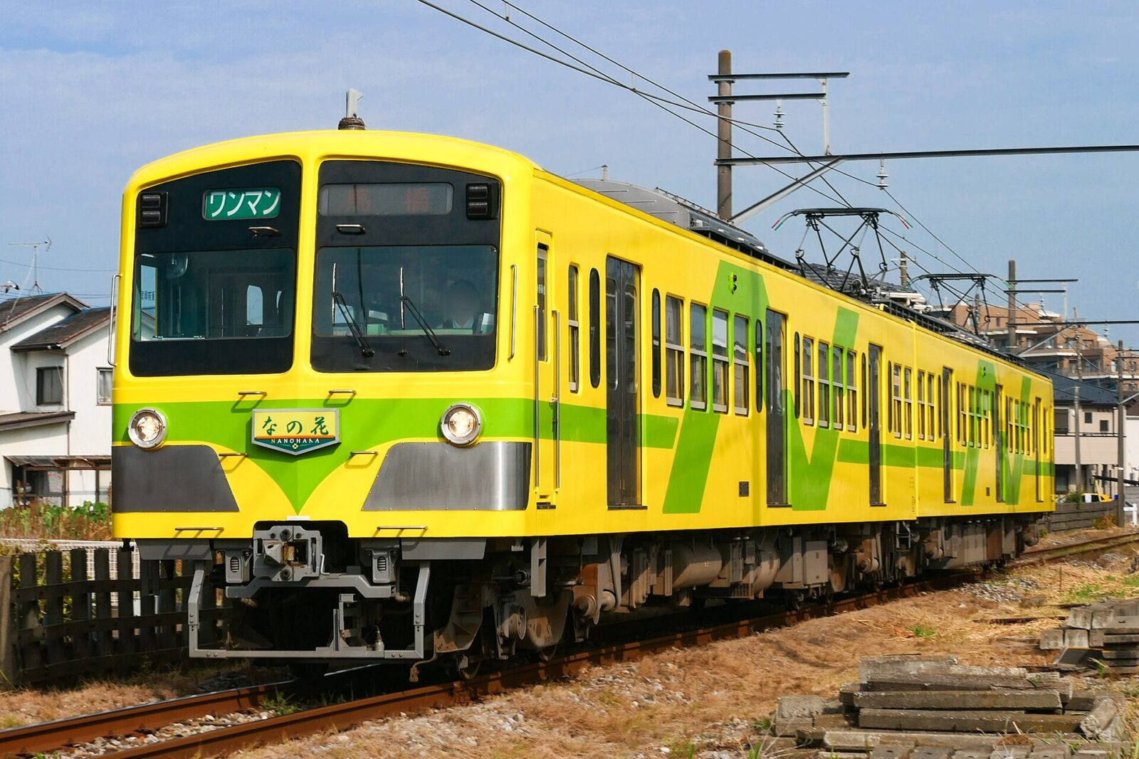 平和台駅と鰭ヶ崎駅の間を走る流鉄流山線5000形なの花