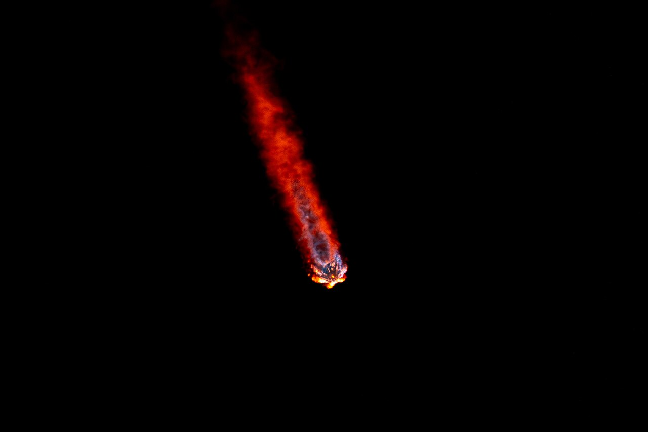 スターリンク衛星を搭載して打ち上げられるFalcon 9ロケット