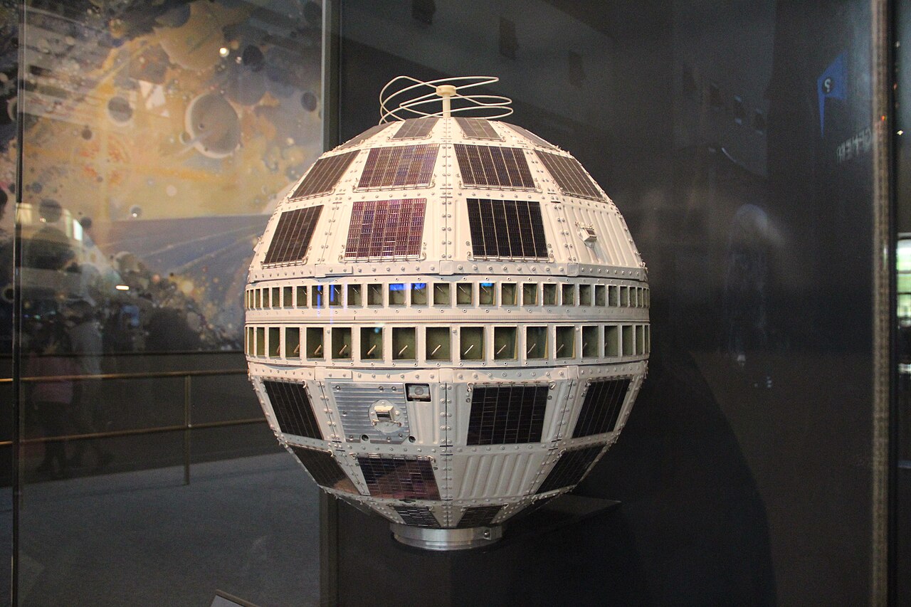 スミソニアン航空宇宙博物館に展示されたTelstar 1通信衛星