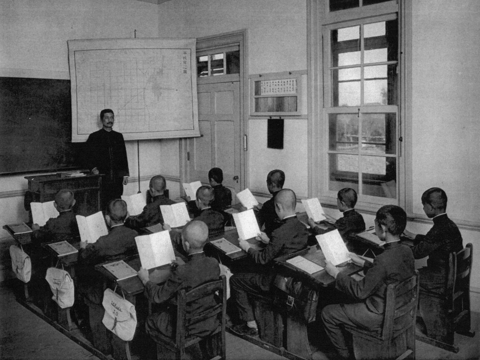 1915年の学習院中等学科で詰襟学生服を着て授業を受ける生徒