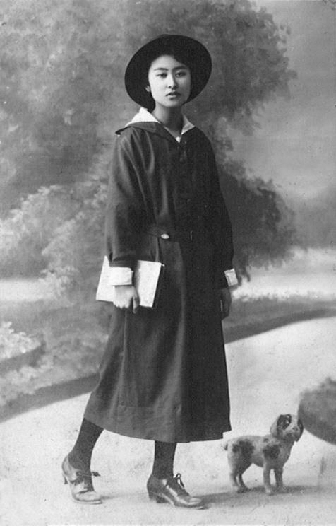 1920年に平安女学院で導入された初期のセーラー服