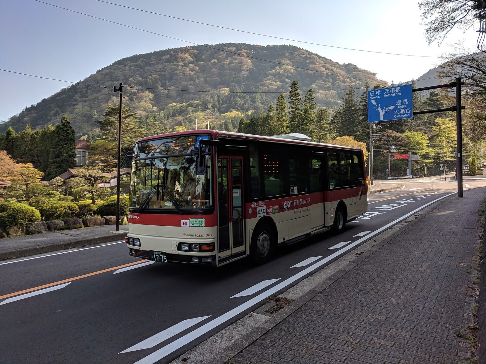 箱根の国道1号を走る箱根登山バス
