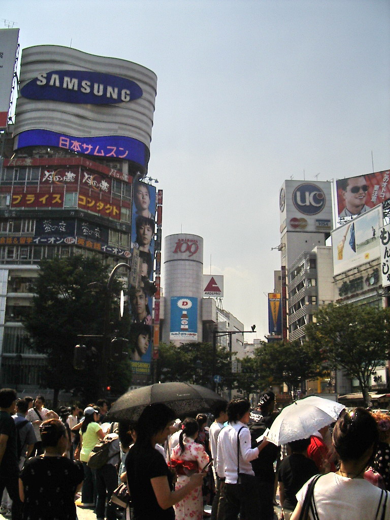 道玄坂入口に立つ渋谷のSHIBUYA109