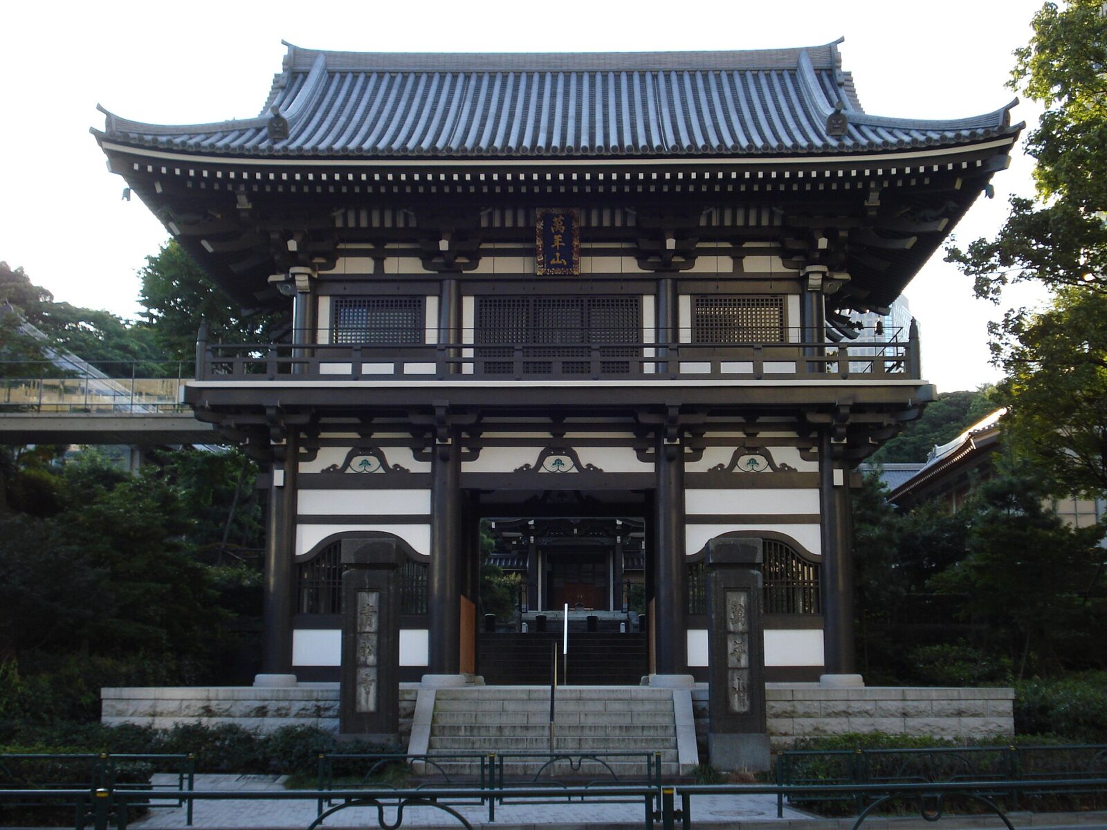東京都港区愛宕にある青松寺の山門と境内