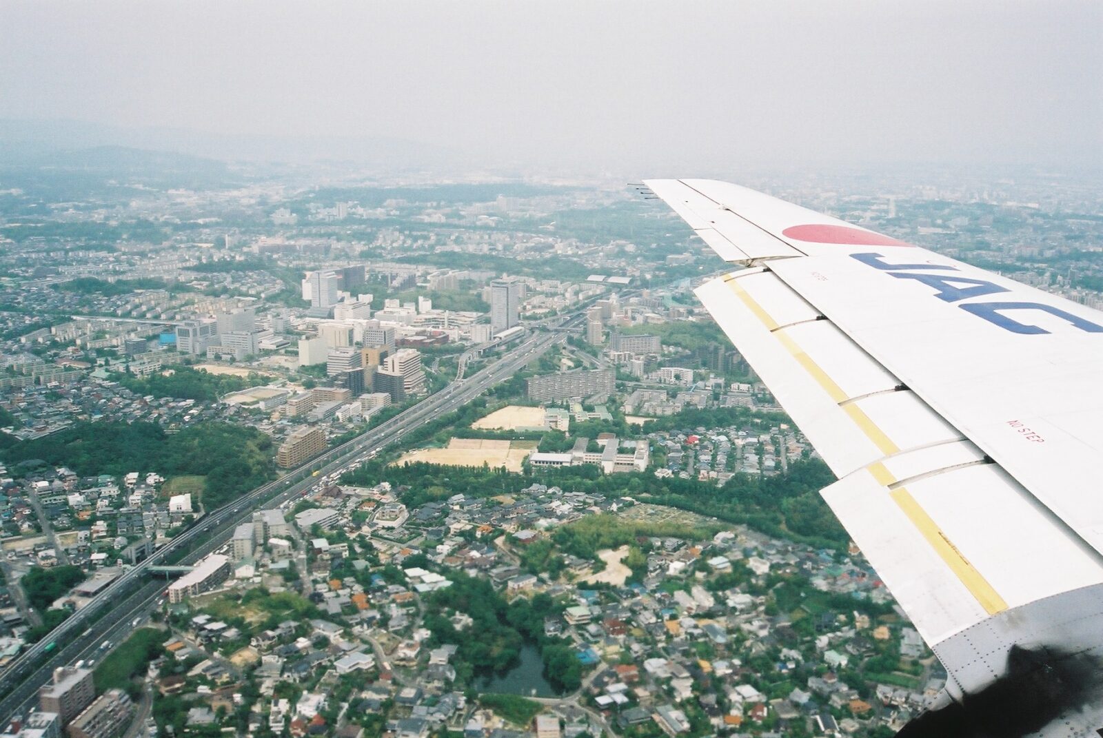 上空から見た大阪府の千里ニュータウンと千里中央周辺