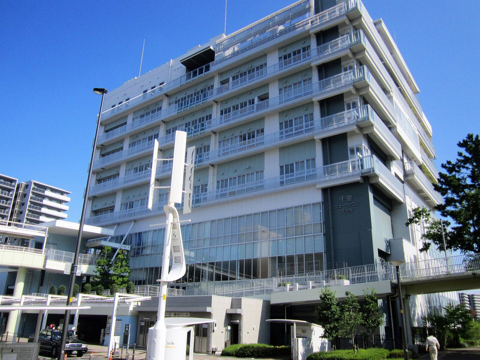 吹田市津雲台の千里ニュータウンプラザ外観