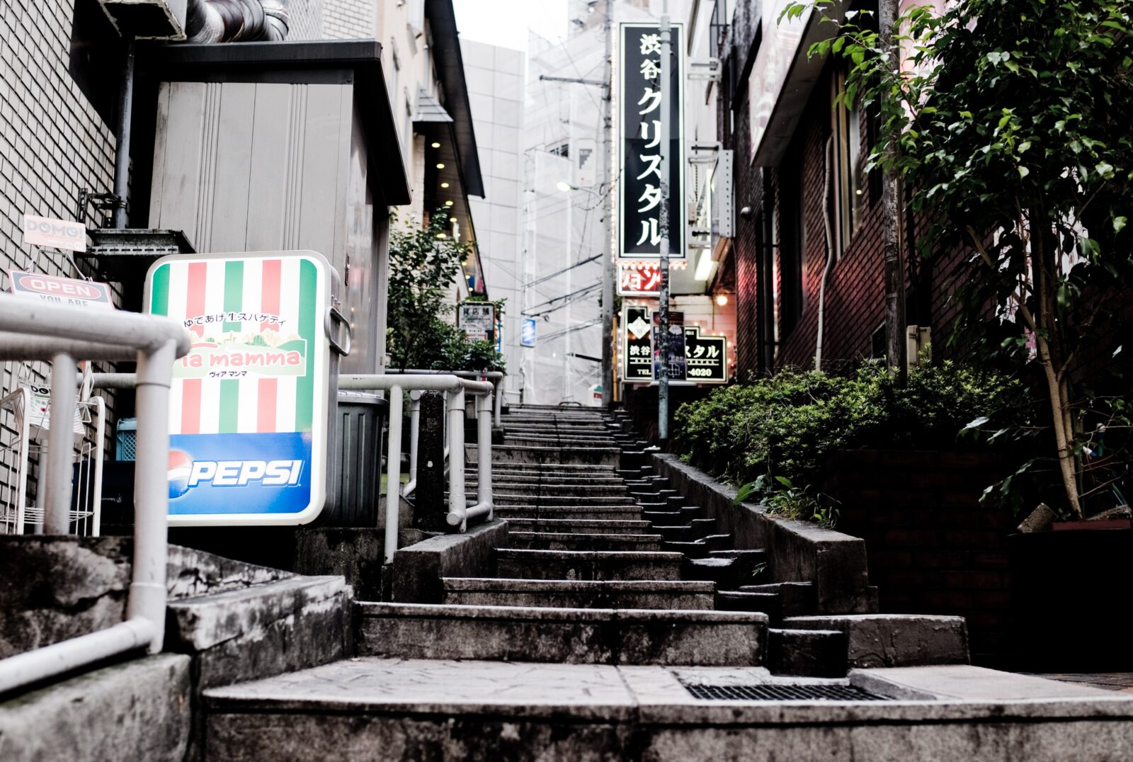 渋谷区円山町で道玄坂小路と百軒店を結ぶ階段状の路地