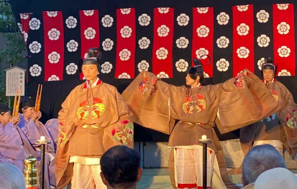 舞楽左方「央宮楽」の様子