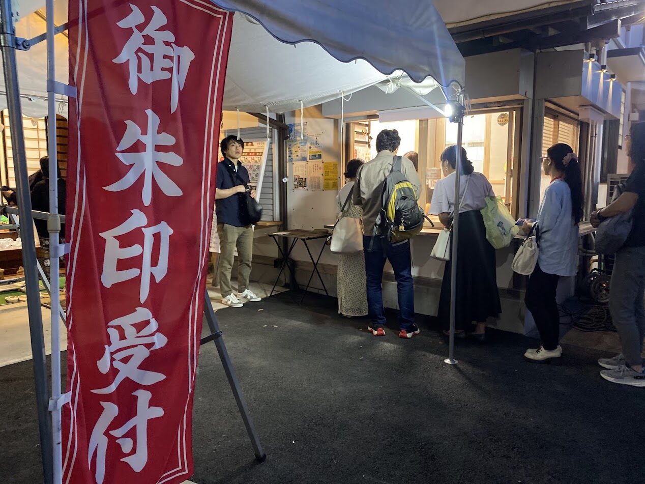 下神明天祖神社で御朱印を受けるところ