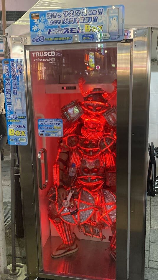 トラスコ中山の人間冷蔵庫「ど冷えもんBOX」に入った鬼神武者「赤赫林檎」さん