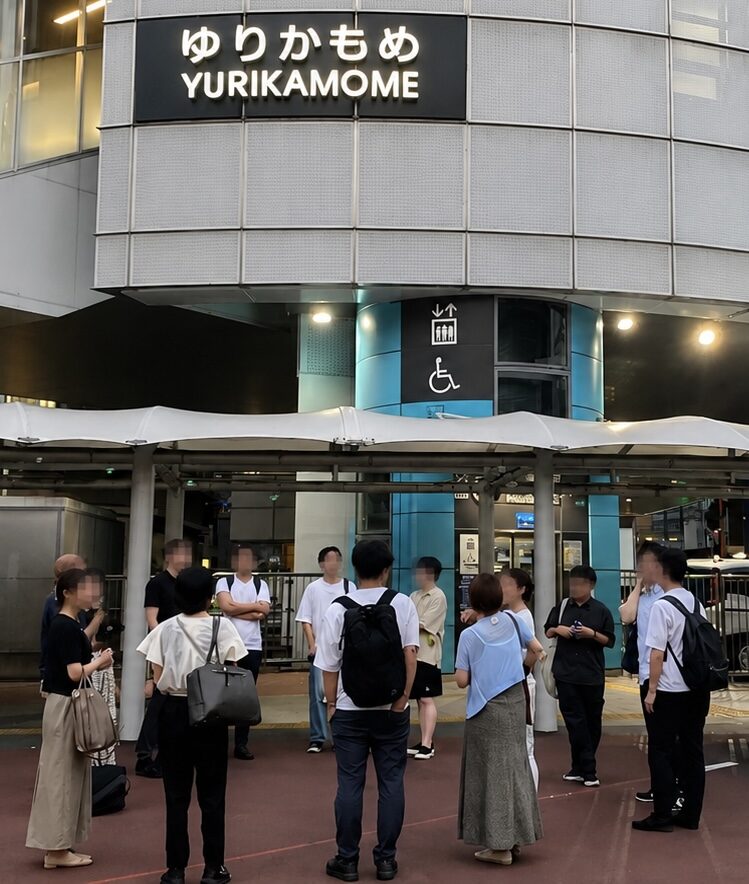 ゆりかもめ新橋駅付近の混雑していない場所に集合した参加者
