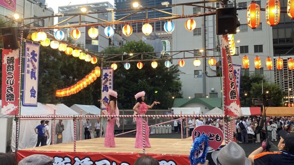 新橋こいち祭の明るい時間帯のステージと提灯