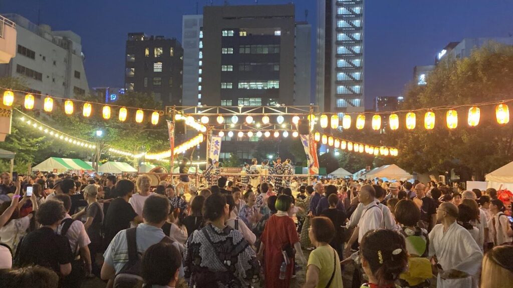 提灯が灯る新橋こいち祭の夜の会場