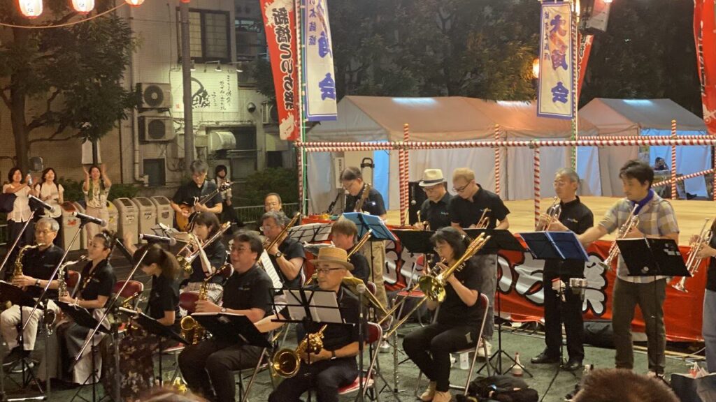 新橋こいち祭の夜に行われた音楽演奏