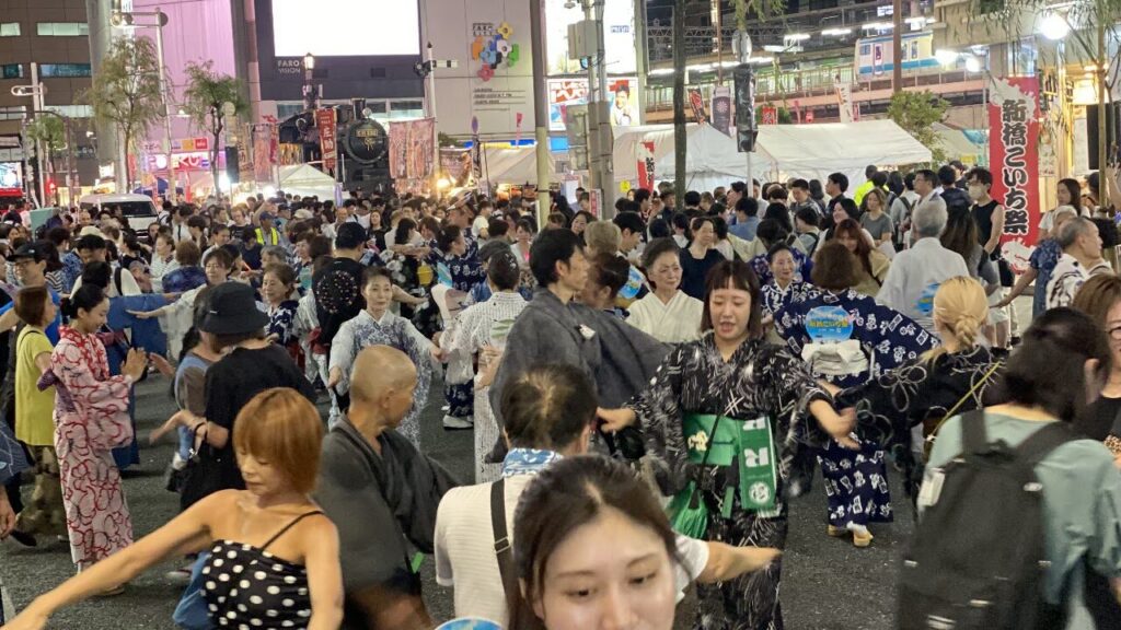 新橋こいち祭の夜に踊りを楽しむ来場者