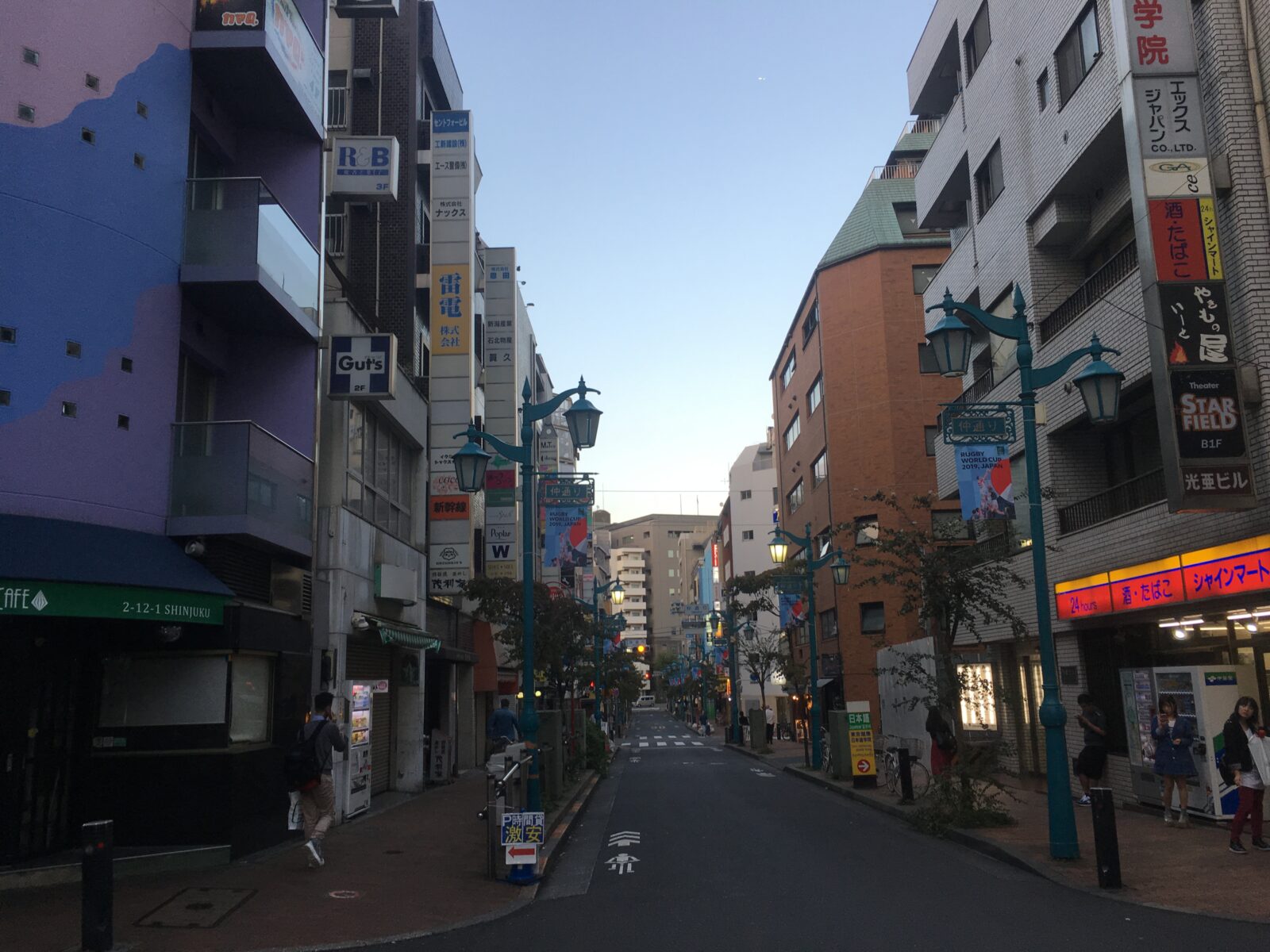 飲食店やバーが並ぶ2019年の新宿二丁目の街並み