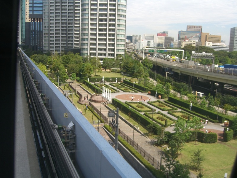 ゆりかもめ車内から見た港区立イタリア公園の庭園景観