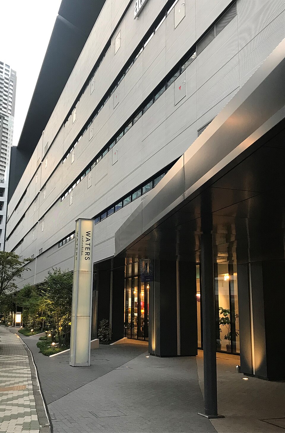 竹芝の複合施設ウォーターズ竹芝のシアター棟外観