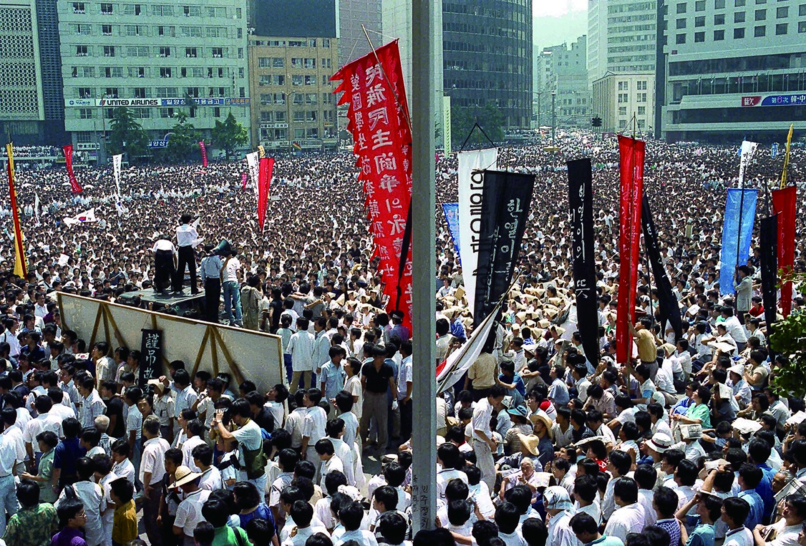 1987年に李韓烈を追悼してソウル市庁前へ集まった市民