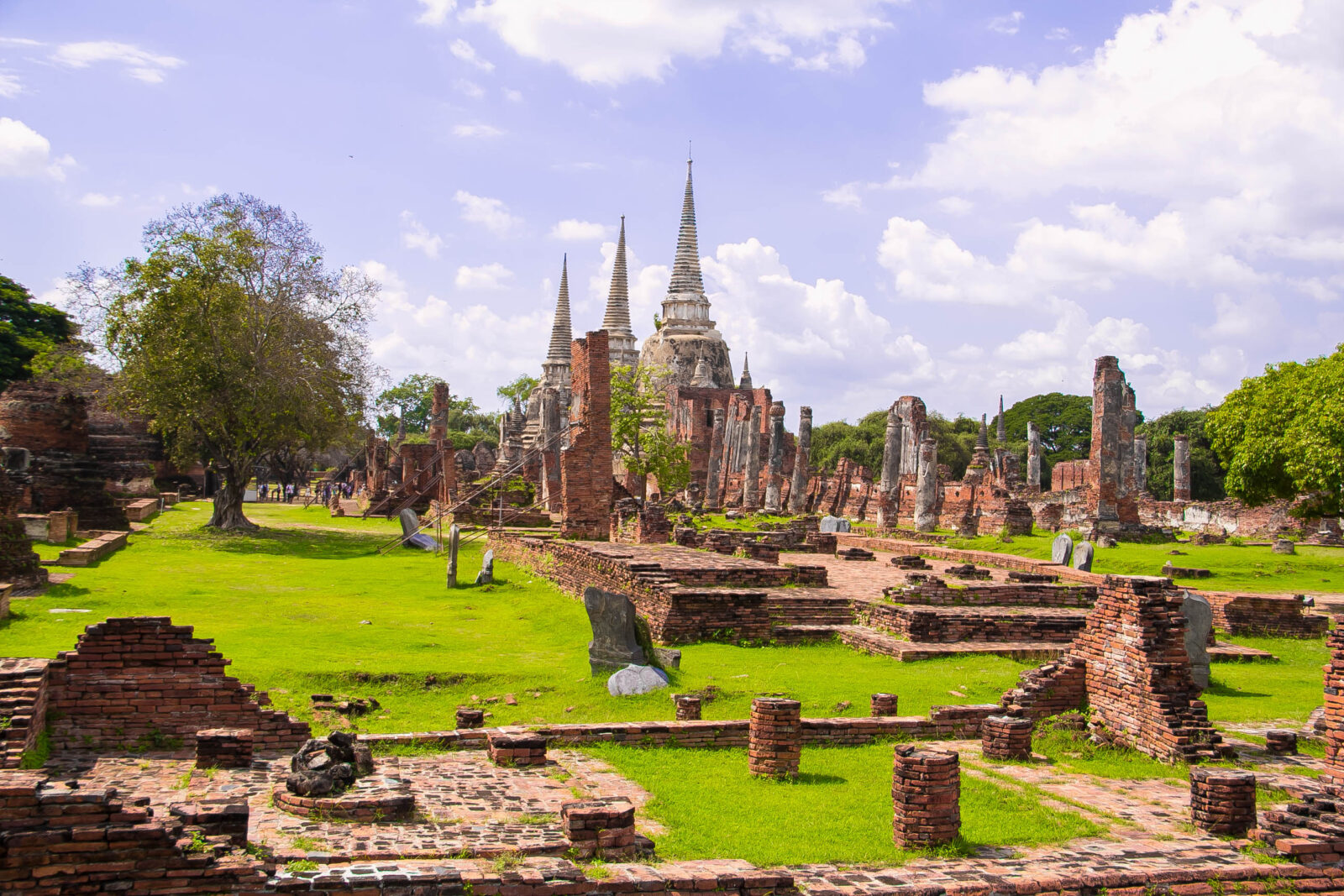 タイのアユタヤ歴史公園に残る仏塔と寺院遺構
