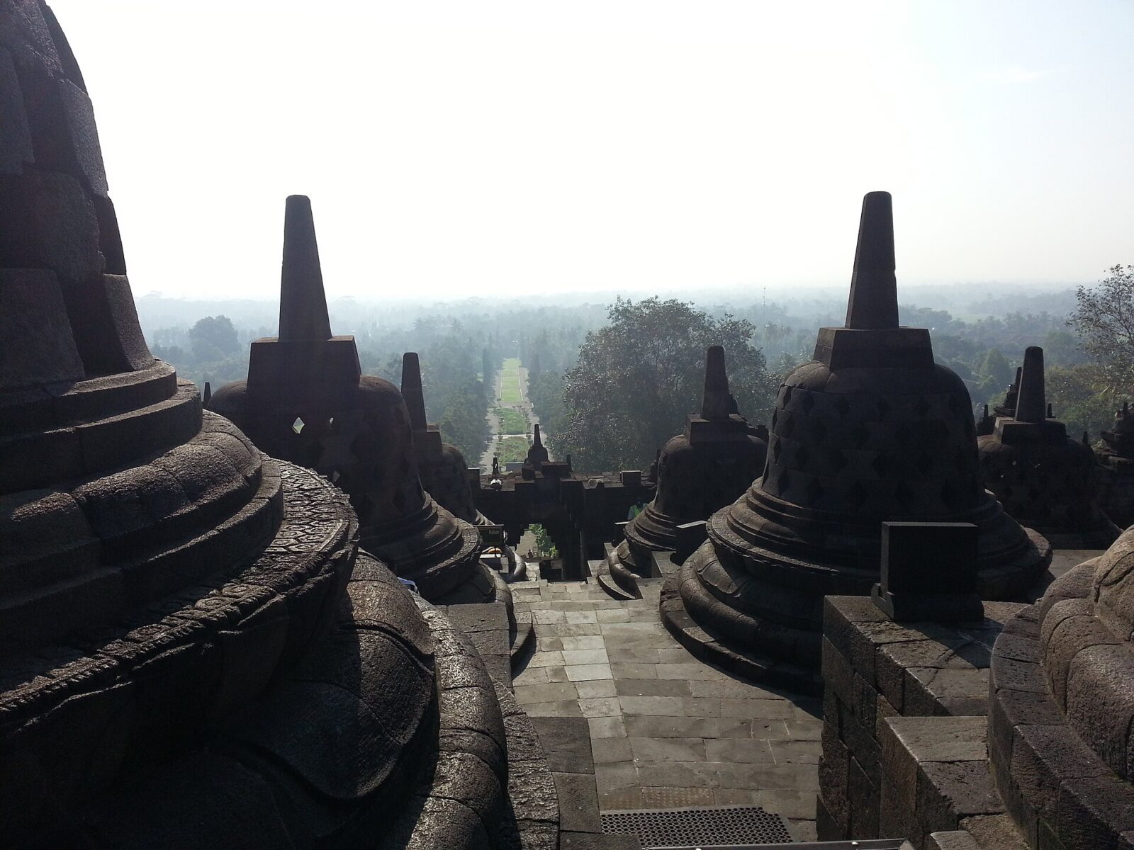 インドネシアのボロブドゥール寺院上層部に並ぶ仏塔群