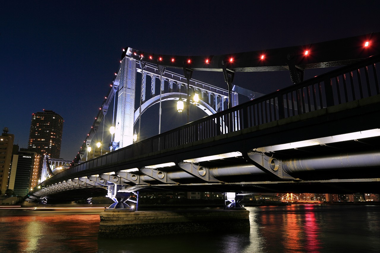 夜間にライトアップされた隅田川の清洲橋