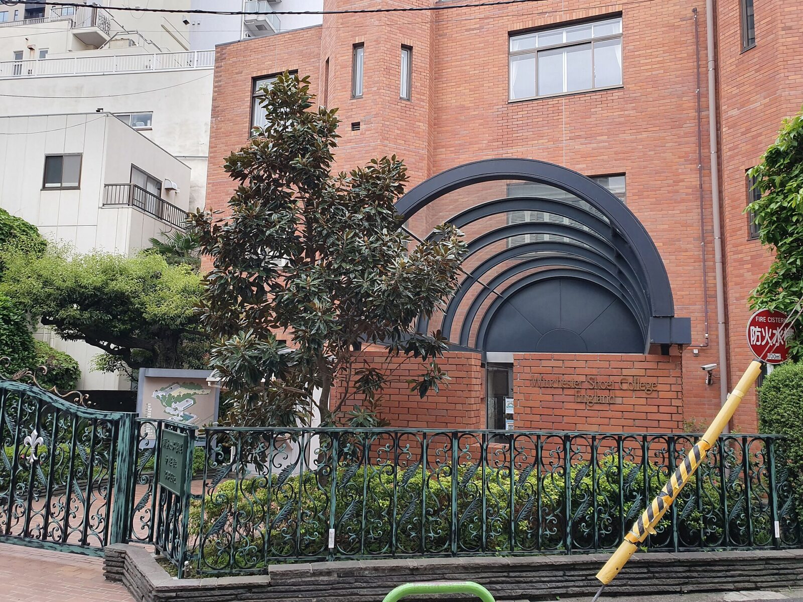 白金台にある頌栄女子学院中学校・高等学校の入口
