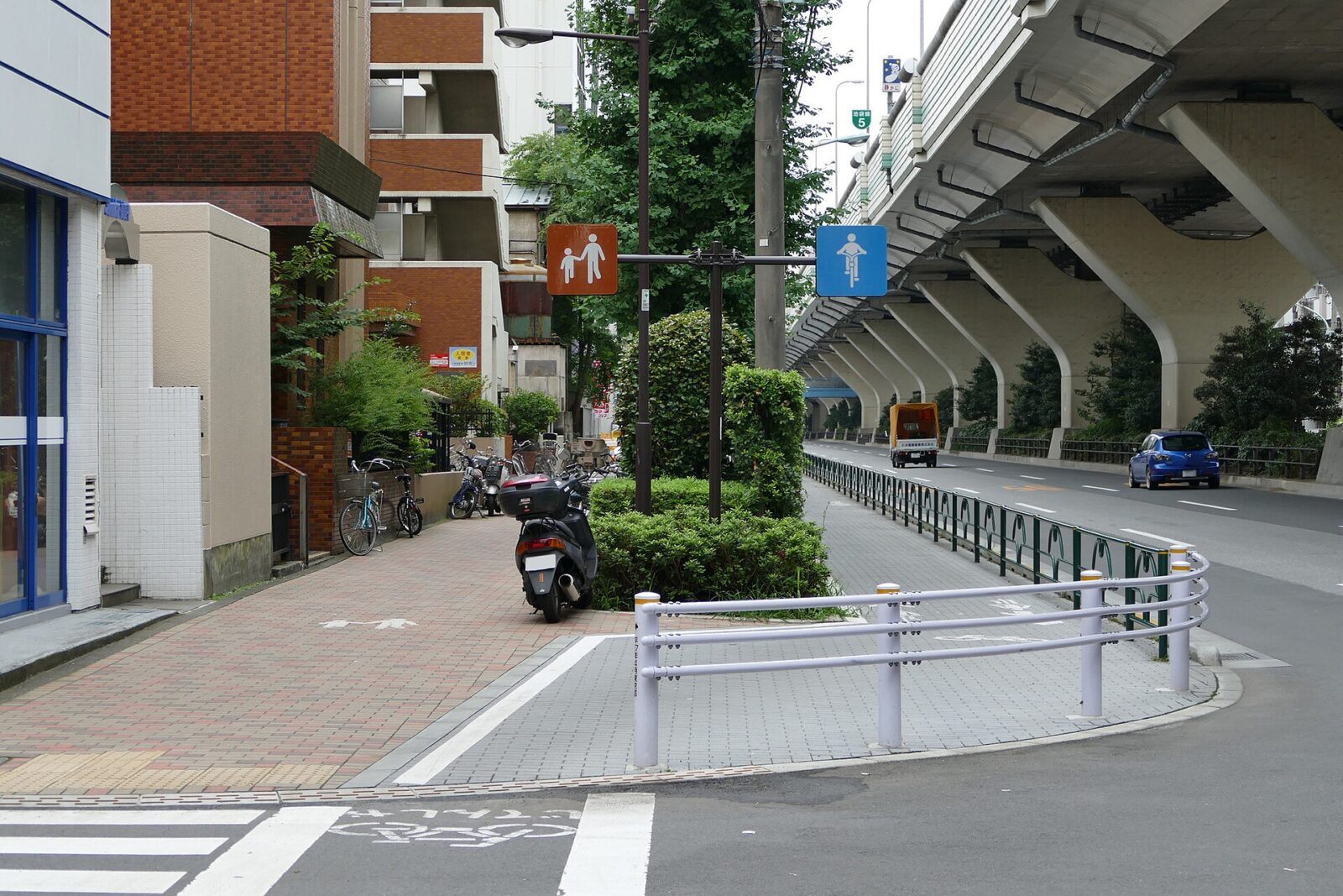 高島平の都道446号にある植栽で歩行者と自転車を分離した歩道