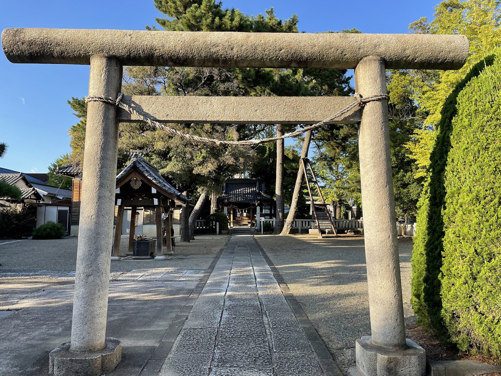 足立区栗原にある栗原氷川神社の社殿と境内