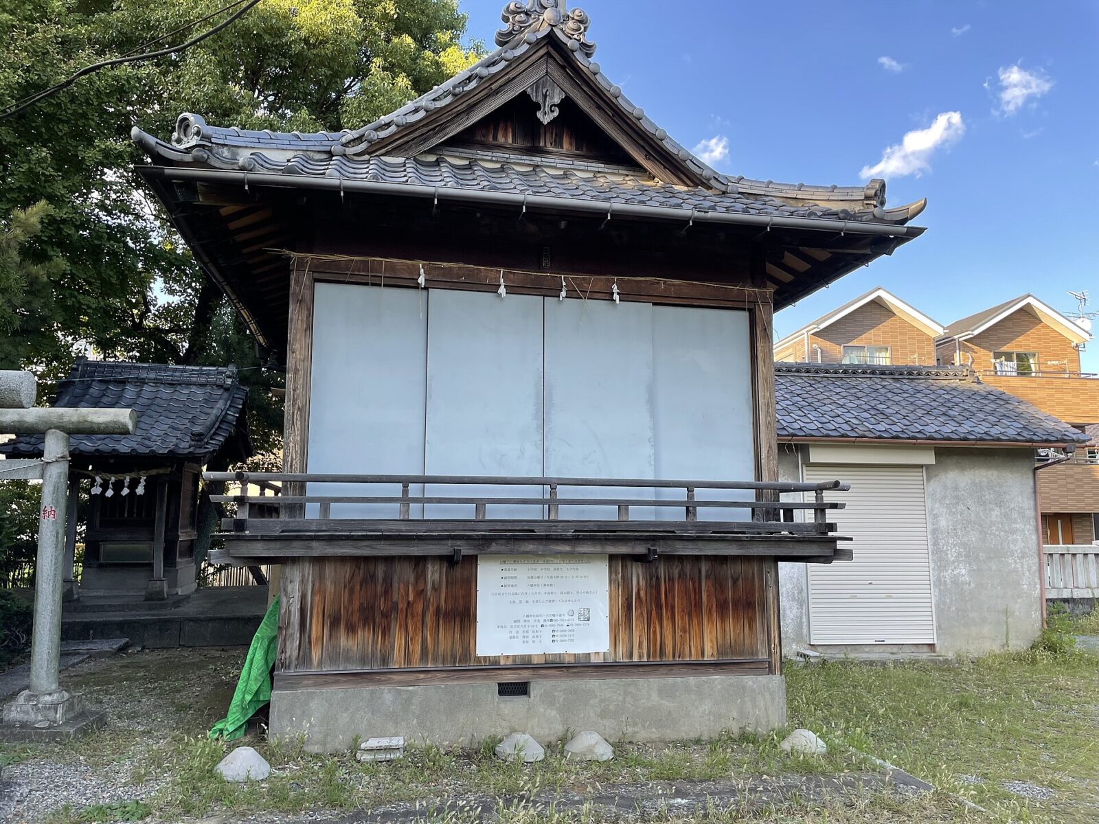 足立区六月にある六月八幡神社の社殿と境内